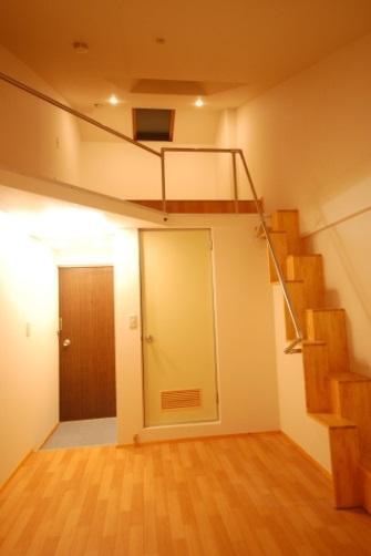 互い違い階段ΔE-typeは狭い部屋に設置できます。