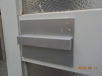 ドアの外側の握り玉(ノブ）を取りのぞいて外からは開けられないようにした後"
