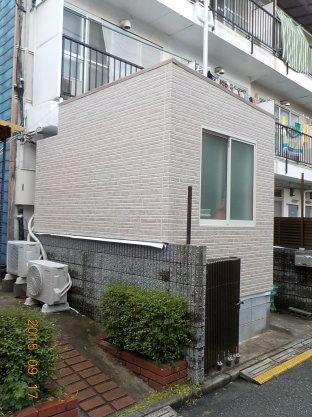 防音室の外壁は石目調です。