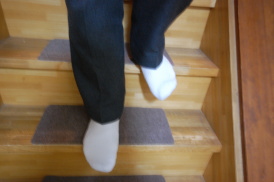 狭い階段をまっすぐ足を乗せると体が不安定になります。