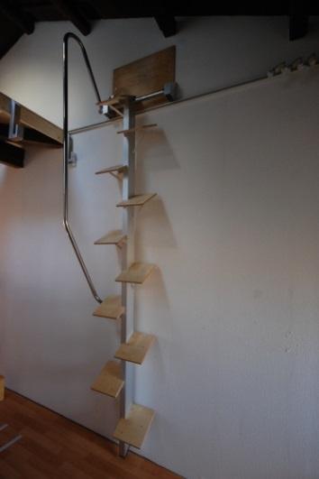 ロフトの階段互い違い階段ロフトくん　壁に立て掛けて置きます。