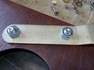 折り畳み階段の金具の取り付け方　金具側からロックボルト兼用でナットを強く締める