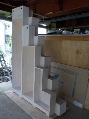 白い家具階段垂直分割型