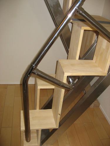 互い違い階段の折れ階段　側面下部