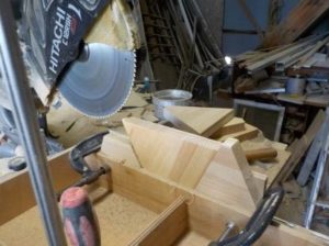 互い違い階段VX-Type製作中　取付用溝の作業全景