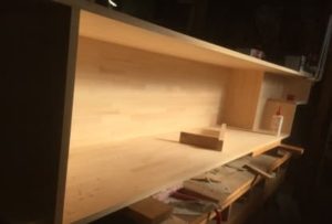 互い違い家具階段　分割の最上段組み立て中